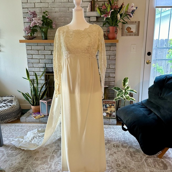Vintage Dresses & Skirts - VINTAGE 1960s Cream Lace and Crepe Wedding Dress
